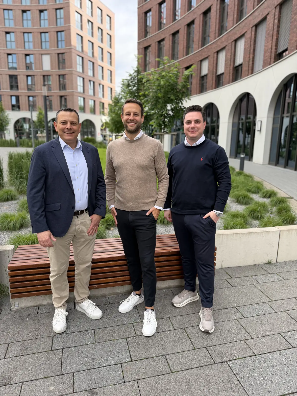 CGN-Berater vor dem Bürogebäude in Köln